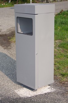 Détail porte avec fermeture clé triangle